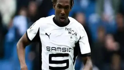 热刺2-3逆转胜贺芬咸，孙兴慜双响夺冠